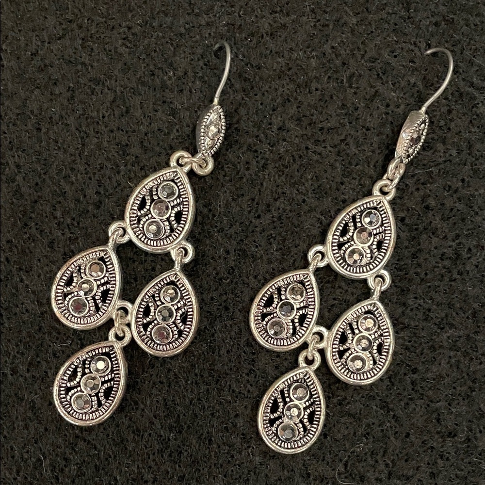 Elegant Silver Dangle Earrings With Sparkling Rhinestones.